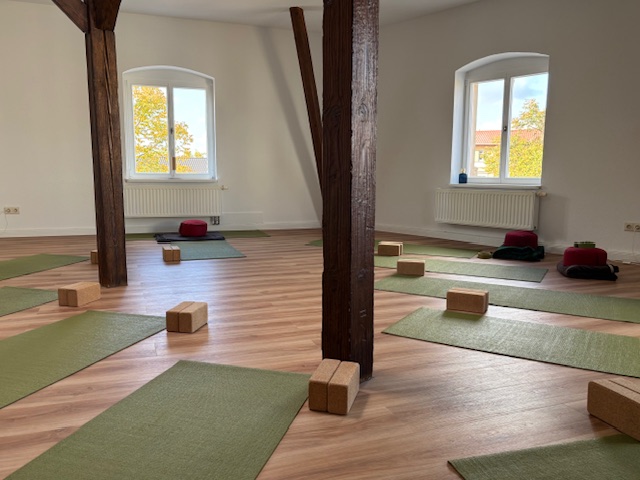 Yogaraum mit Matten Heller Yogaraum mit Fußboden, Yogamatten und Hilfsmitteln – ideal für Kurse und Workshops im YOU & THAI Studio in Halle.